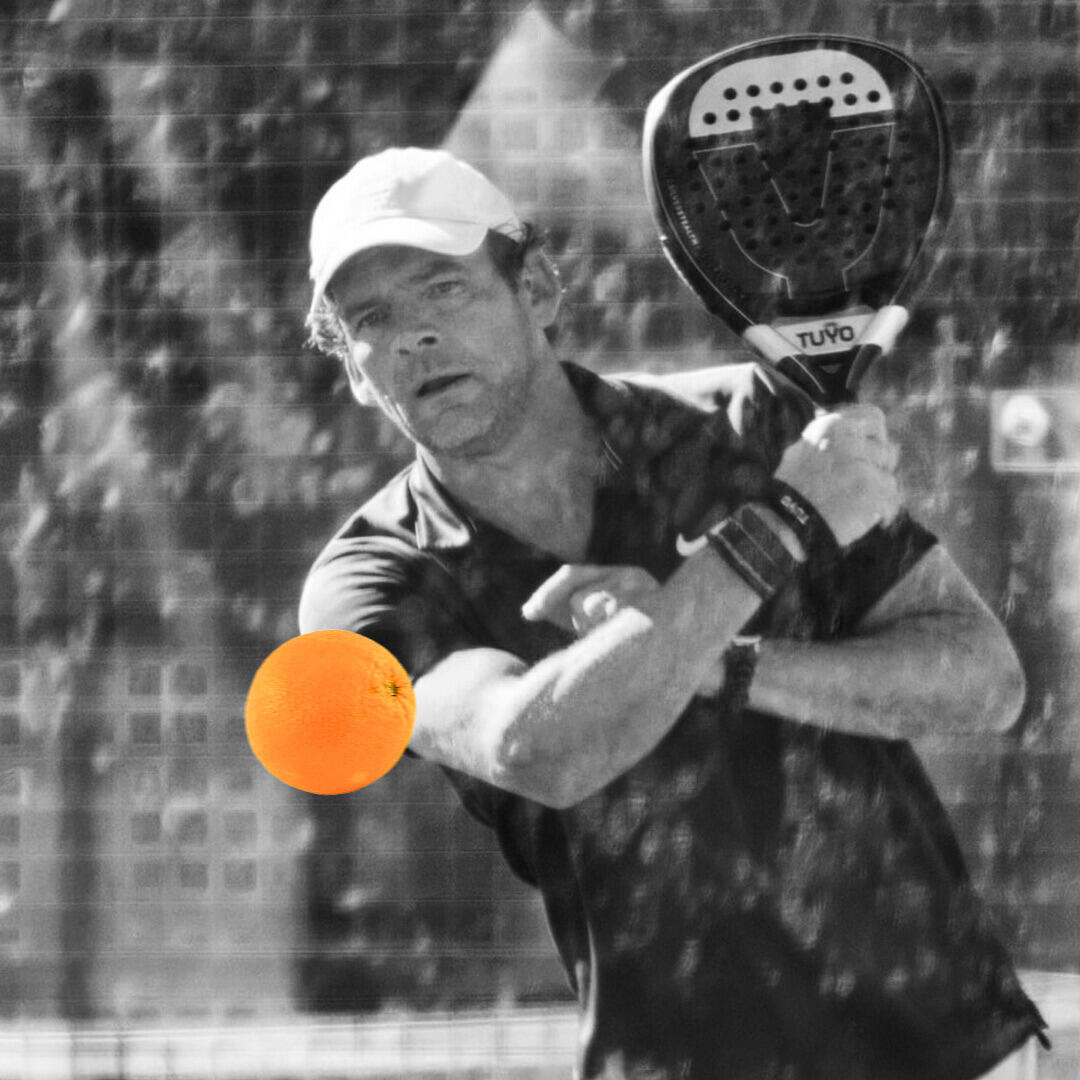 Actiefoto van Sven-Erik, creatief bij Yellow Orange Agency, met zijn Tuyo padelracket. Sven-Erik is gespecialiseerd in conceptontwikkeling en creatieve ideeën, en brengt zijn passie voor sport en branding samen in dit unieke padelmerk.
